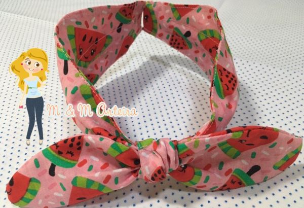 Tiara turbante com laço.