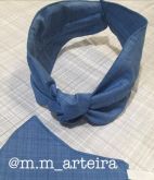 Tiara turbante com nó e máscara de proteção.