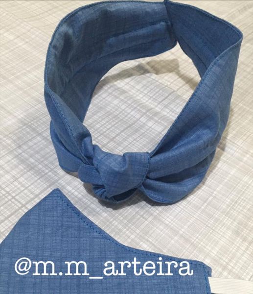 Tiara turbante com nó e máscara de proteção.