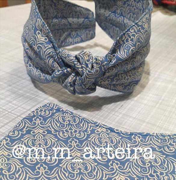 Tiara turbante com nó e máscara de proteção.